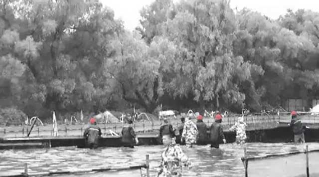 項(xiàng)目人員全力搶險(xiǎn).jpg 項(xiàng)目人員全力搶險(xiǎn).jpg